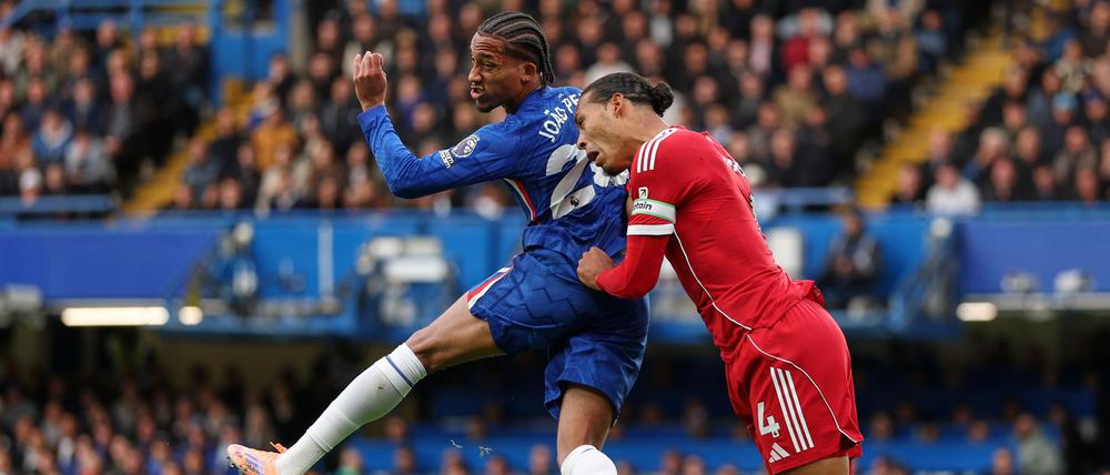 Chelseas Joao Pedro (l) gegen Liverpools Virgil van Dijk.
