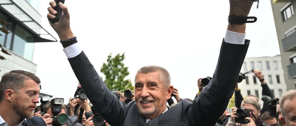 Der Vorsitzende der Oppositionsbewegung ANO, Andrej Babis, reagiert nach der Bekanntgabe des Wahlergebnisses.