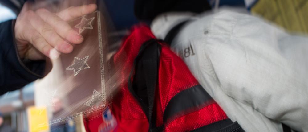Die Polizei warnt vor Taschendieben. (Symbolbild)