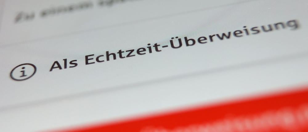 Innerhalb von Sekunden ist das Geld von einem aufs andere Konto überwiesen. (Symbolbild)