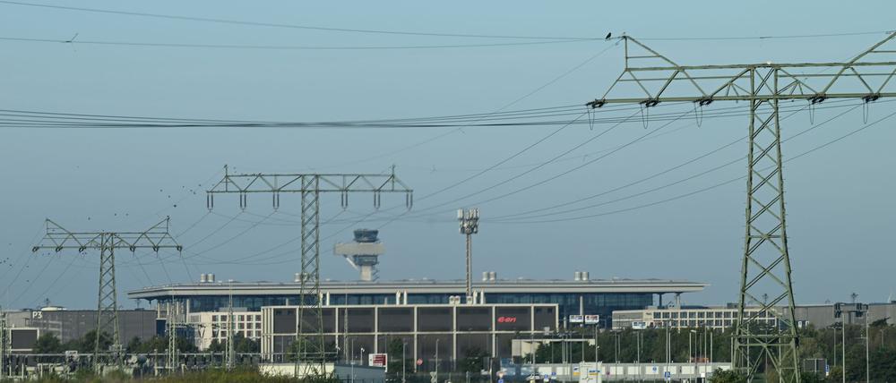 Angesichts zunehmender Drohnensichtungen - auch am Flughafen BER - wird über die Abwehr diskutiert. (Archivbild)