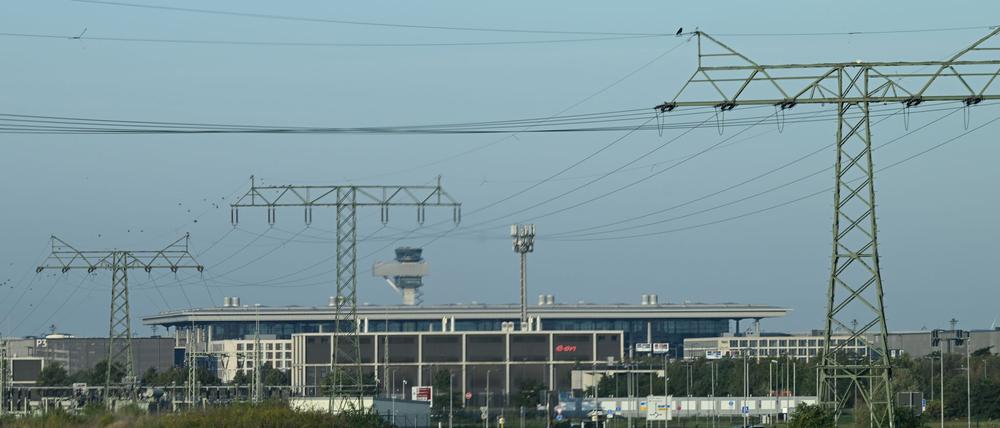 Angesichts zunehmender Drohnensichtungen - auch am Flughafen BER - wird über die Abwehr diskutiert. (Archivbild)