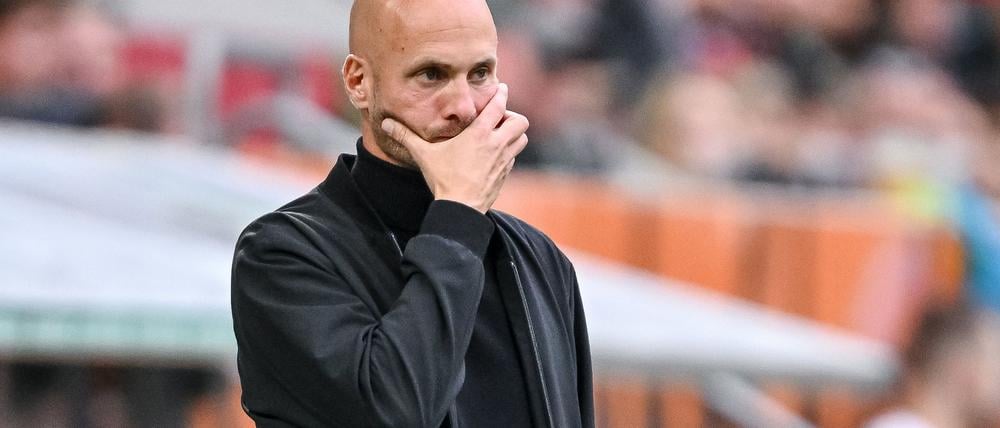 Was nun? VfL-Coach Paul Simonis reagiert in Augsburg sauer.