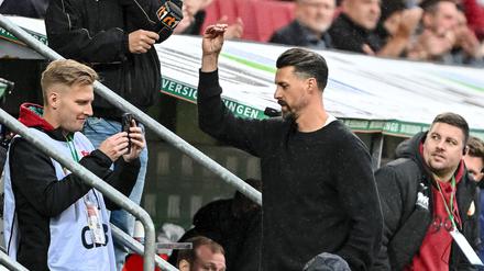 Sandro Wagner reagiert nach dem Abpfiff mit einer Geste Richtung Publikum. 