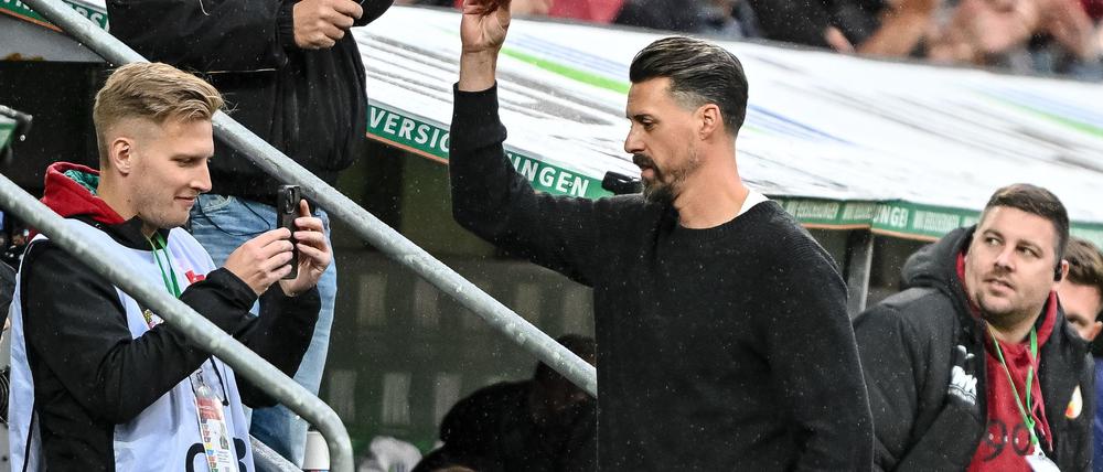 Sandro Wagner reagiert nach dem Abpfiff mit einer Geste Richtung Publikum. 