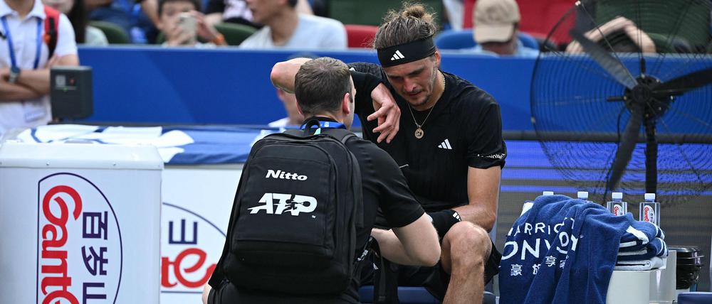 Und wieder ein Problem mit seinem Körper. Alexander Zverev beim Turnier in Shanghai.