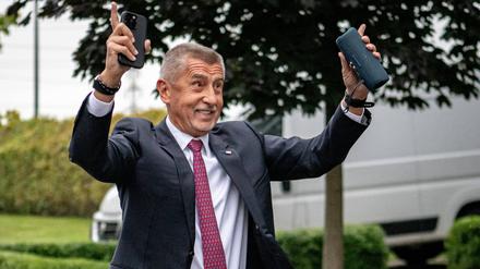 Der Vorsitzende der Oppositionsbewegung ANO, Andrej Babis, reagiert nach der Bekanntgabe des Wahlergebnisses. 