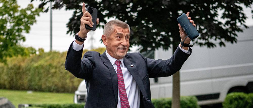 Der Vorsitzende der Oppositionsbewegung ANO, Andrej Babis, reagiert nach der Bekanntgabe des Wahlergebnisses. 