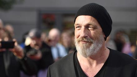 Torsten Sträter, wie immer mit Mütze, bei einer Filmpremiere im August 2024