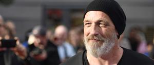 Torsten Sträter, wie immer mit Mütze, bei einer Filmpremiere im August 2024