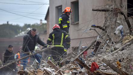 Rettungskräfte suchen nach Überlebenden unter Haustrümmern in der REgion Lwiw.