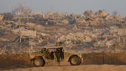 Israelische Soldaten ruhen sich in einem Fahrzeug auf einem Hügel über dem Gazastreifen im Süden Israels aus. 