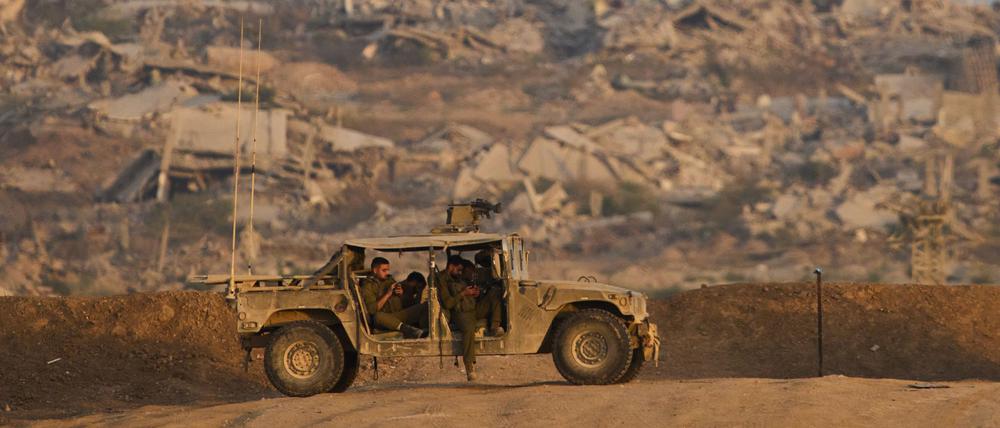 Israelische Soldaten ruhen sich in einem Fahrzeug auf einem Hügel über dem Gazastreifen im Süden Israels aus. 