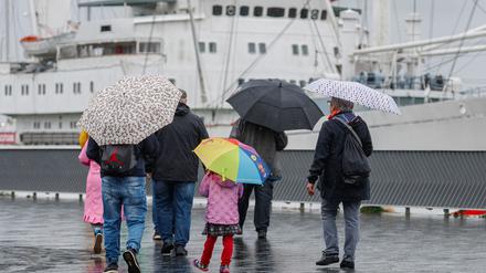 An den Küsten ist auch am Sonntag noch mit Regen und Sturm zu rechnen. 