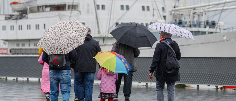 An den Küsten ist auch am Sonntag noch mit Regen und Sturm zu rechnen. 