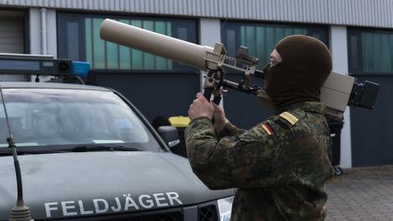 Ein Bundeswehrsoldat präsentiert den Counter UAV Jammer HP 47 bei der Leistungsschau Drohnenabwehr am zweiten Tag der Großübung „Red Storm Bravo“. Ziel ist es dabei, die Abläufe zwischen Bundeswehr und zivilen Behörden besser einzuspielen. 