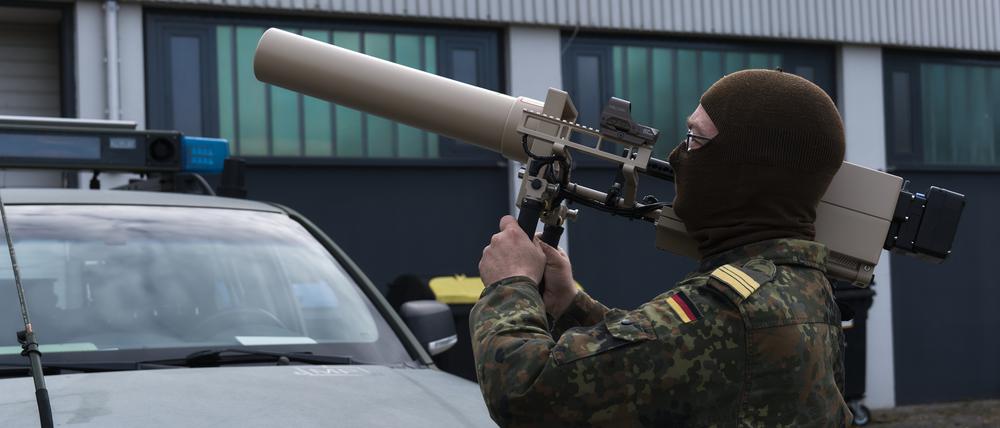 Ein Bundeswehrsoldat präsentiert den Counter UAV Jammer HP 47 bei der Leistungsschau Drohnenabwehr am zweiten Tag der Großübung „Red Storm Bravo“. Ziel ist es dabei, die Abläufe zwischen Bundeswehr und zivilen Behörden besser einzuspielen. 