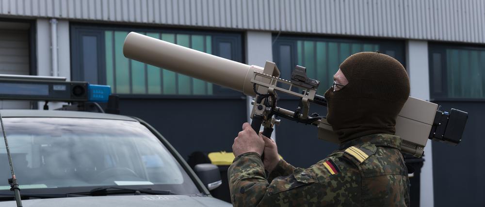 Ein Bundeswehrsoldat präsentiert den Counter UAV Jammer HP 47 bei der Leistungsschau Drohnenabwehr am zweiten Tag der Großübung „Red Storm Bravo“. Ziel ist es dabei, die Abläufe zwischen Bundeswehr und zivilen Behörden besser einzuspielen. 