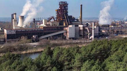 Die IG Metall setzt sich für den Erhalt des Werks von ArcelorMittal in Eisenhüttenstadt ein. (Archivbild)