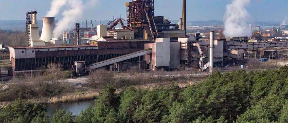 Die IG Metall setzt sich für den Erhalt des Werks von ArcelorMittal in Eisenhüttenstadt ein. (Archivbild)