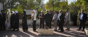 Bürger stehen vor der Nationalbibliothek in Damaskus Schlange, um ihre Stimme abzugeben. In Syrien finden zum ersten Mal seit dem Sturz von Bashar al-Assad Parlamentswahlen statt.