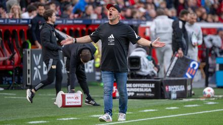 Trainer Steffen Baumgart war mit einigen Gesängen der Union-Fans in Leverkusen nicht einverstanden.