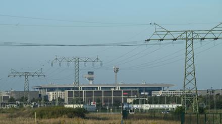 Stromleitungen führen zum Flughafen BER in Schönefeld. 