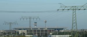Stromleitungen führen zum Flughafen BER in Schönefeld. 