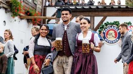 Neu-Stürmer Luis Díaz kann sich auf dem Oktoberfest feiern lassen.