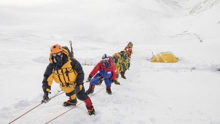 An manchen Tagen besteigen Dutzende Menschen den höchsten Berg der Welt. (Archivbild)