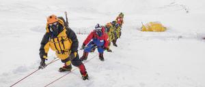 An manchen Tagen besteigen Dutzende Menschen den höchsten Berg der Welt. (Archivbild)