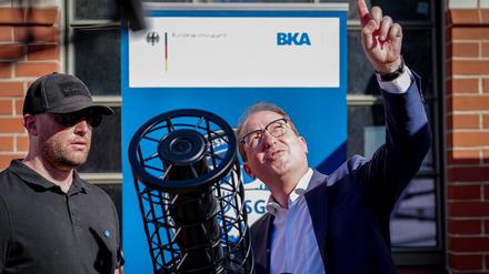 Bundesinnenminister Alexander Dobrindt (CSU, rechts), steht mit Beamten der Sicherungsgruppe des Bundeskriminalamts (BKA) an einem Jammergewehr für die Drohnenabwehr. 