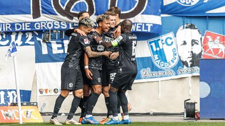 Bambase Conte (3.v.l) trifft zum 1:0 für Elversberg beim 1. FC Magdeburg. 