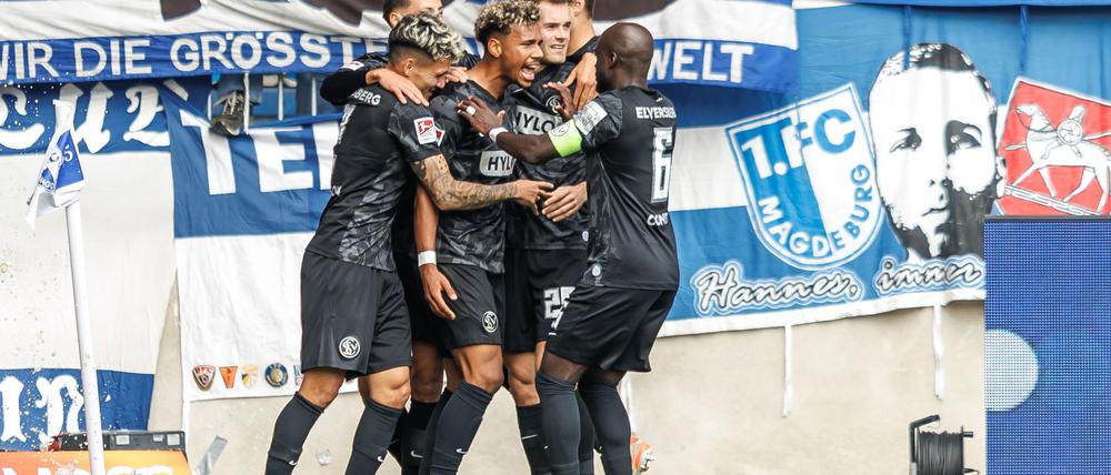Bambase Conte (3.v.l) trifft zum 1:0 für Elversberg beim 1. FC Magdeburg. 