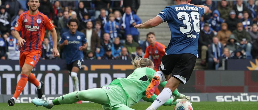 Schalkes Torwart Loris Karius rettet einen Schuss von Bielefelds Marius Wörl. 