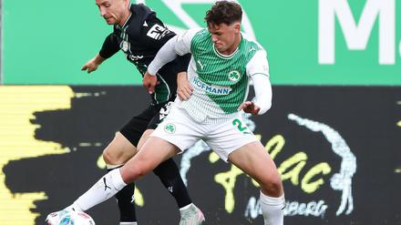 Hannover-Profi Maurice Neubauer (links) und der Fürther Lukas Reich kämpfen um den Ball.
