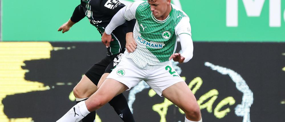 Hannover-Profi Maurice Neubauer (links) und der Fürther Lukas Reich kämpfen um den Ball.