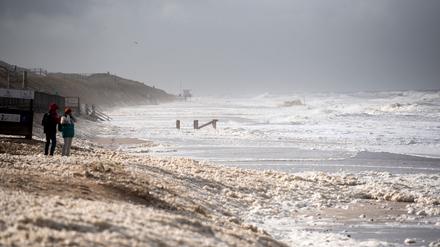 Sturmflut vor Sylt. Das Wetter lockte auch Spaziergänger an die Nordsee.