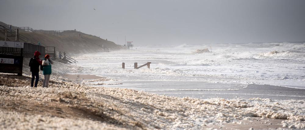 Sturmflut vor Sylt. Das Wetter lockte auch Spaziergänger an die Nordsee.