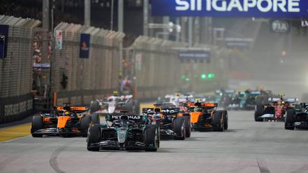 Mercedes-Pilot George Russell (M) verteidigte Platz eins am Start.