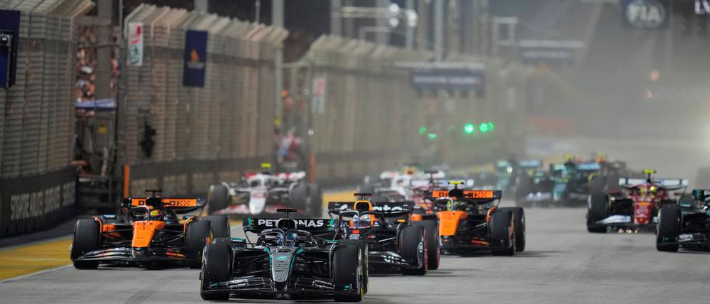 Mercedes-Pilot George Russell (M) verteidigte Platz eins am Start.