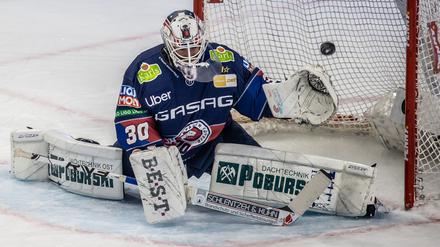 Goalie Jake Hildebrand hatte mit einer starken Leistung entscheidenden Anteil am Erfolg der Eisbären Berlin gegen Ingolstadt.