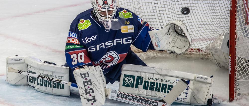 Goalie Jake Hildebrand hatte mit einer starken Leistung entscheidenden Anteil am Erfolg der Eisbären Berlin gegen Ingolstadt.