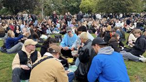 05.10.25, James-Simon-Park, Berlin.
Hunderte junge Menschen treffen sich zum Pudding mit Gabel essen.