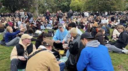 05.10.25, James-Simon-Park, Berlin.
Hunderte junge Menschen treffen sich zum Pudding mit Gabel essen.