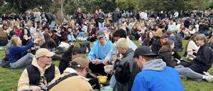 05.10.25, James-Simon-Park, Berlin.
Hunderte junge Menschen treffen sich zum Pudding mit Gabel essen.