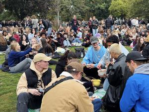 05.10.25, James-Simon-Park, Berlin.
Hunderte junge Menschen treffen sich zum Pudding mit Gabel essen.