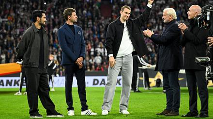 Rudi Völler (2. von rechts) kann die Diskussion um eine Rückkehr von Manuel Neuer (Mitte) verstehen.