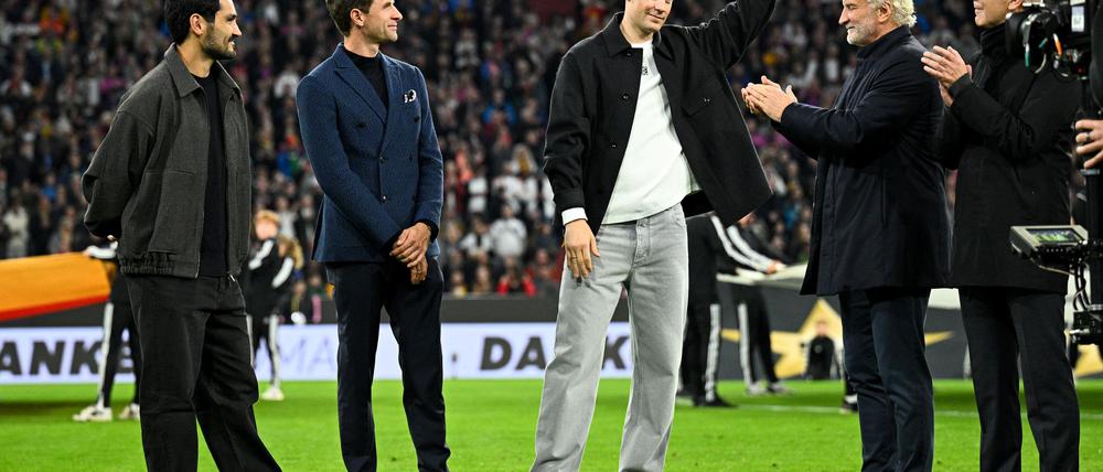 Rudi Völler (2. von rechts) kann die Diskussion um eine Rückkehr von Manuel Neuer (Mitte) verstehen.