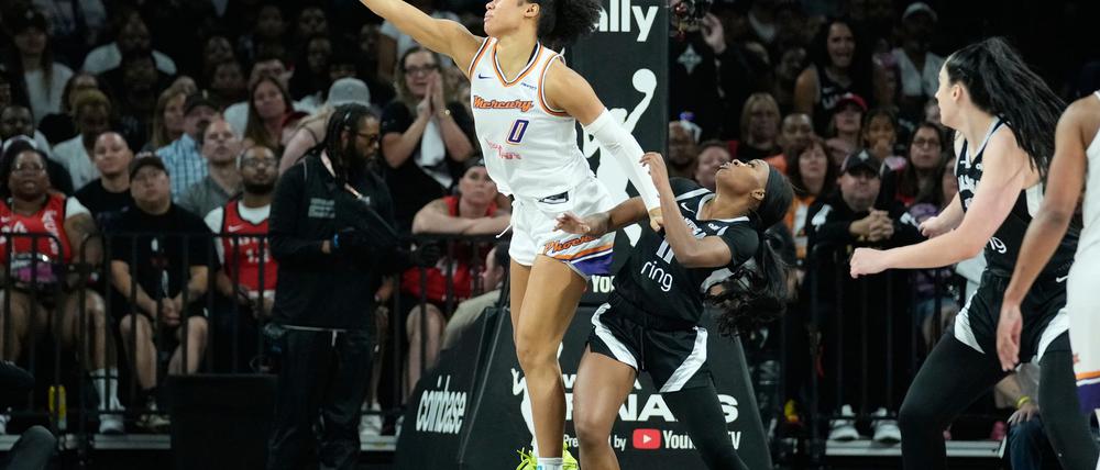 Satou Sabally (in weiß) verliert auch das zweite Spiel der Finalserie
